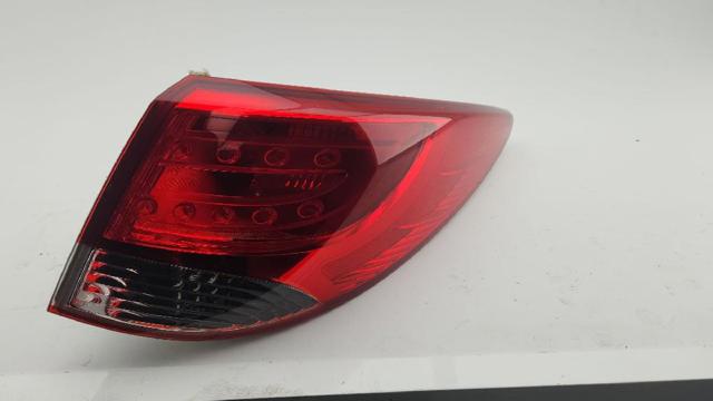 Lanterna traseira direita externa 924022Y000 HYUNDAI