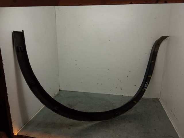 Expansor esquerdo (placa sobreposta) de arco do pára-lama traseiro 93829JD000 NISSAN