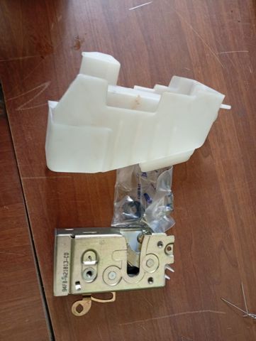 Fecho da porta dianteira esquerda para Ford Fiesta GFJ