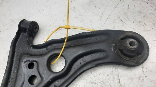 Braço oscilante inferior esquerdo de suspensão dianteira 95017035 GM