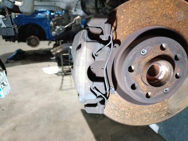 Suporte do freio dianteiro esquerdo 95517022 OPEL