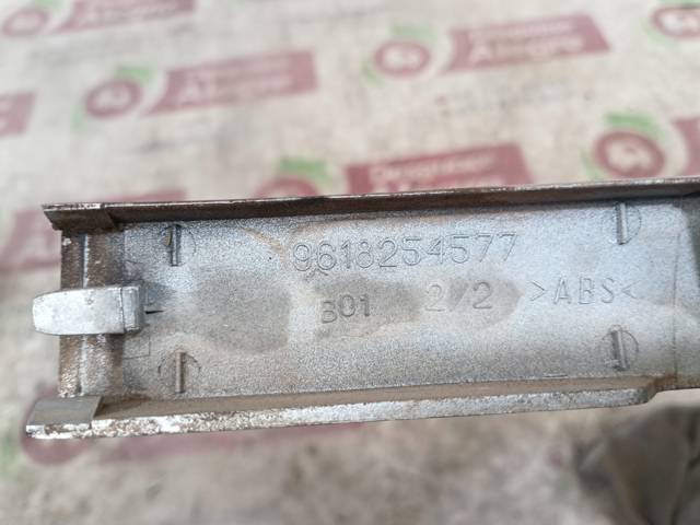 Ripa (placa sobreposta) da luz direita 9618254577 PEUGEOT