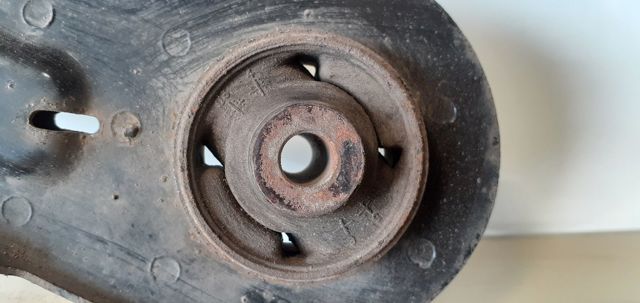 Braço oscilante inferior esquerdo de suspensão dianteira 96415063 GM