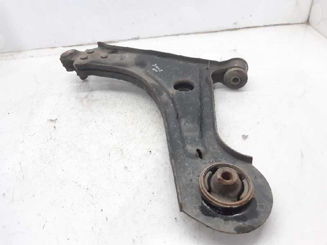 Braço oscilante inferior direito de suspensão dianteira 96415064 GM