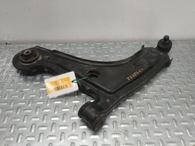 Braço oscilante inferior esquerdo de suspensão dianteira 96436597 GM
