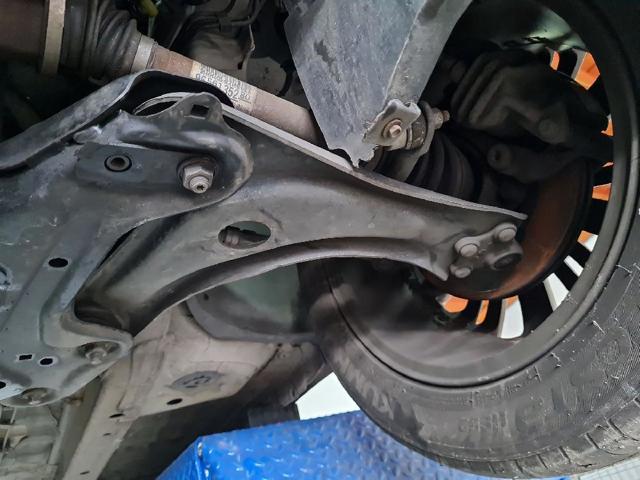 Braço oscilante inferior esquerdo de suspensão dianteira 9670772080 PEUGEOT