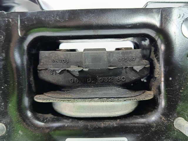 Coxim (suporte) esquerdo de motor 9680293280 PEUGEOT