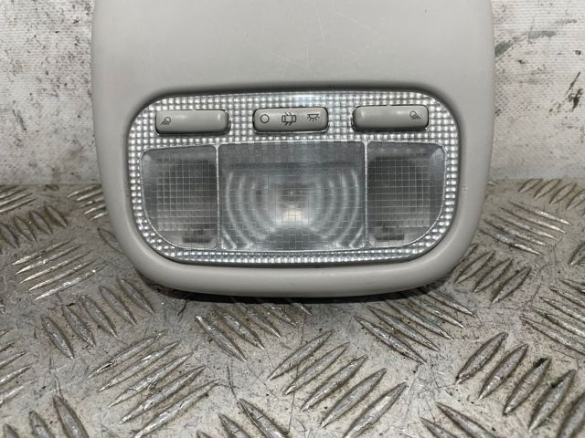 Quebra-luz traseiro de iluminação de salão (de cabina) 9680713880 PEUGEOT