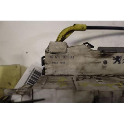 Fecho da porta traseira direita batente 9681336180 PEUGEOT