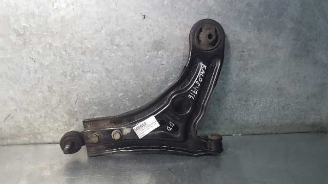Braço oscilante inferior direito de suspensão dianteira 96870466 GM