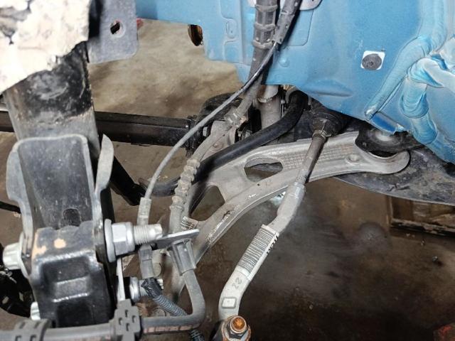Braço oscilante inferior esquerdo de suspensão dianteira 9815014680 PEUGEOT