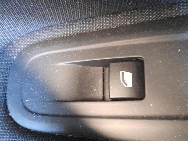 Unidade de botões dianteira esquerda de controlo de elevador de vidro 98421760ZD PEUGEOT