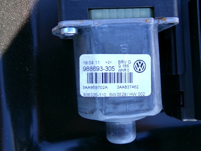 Motor de acionamento de vidro da porta dianteira direita 988693305 VAG