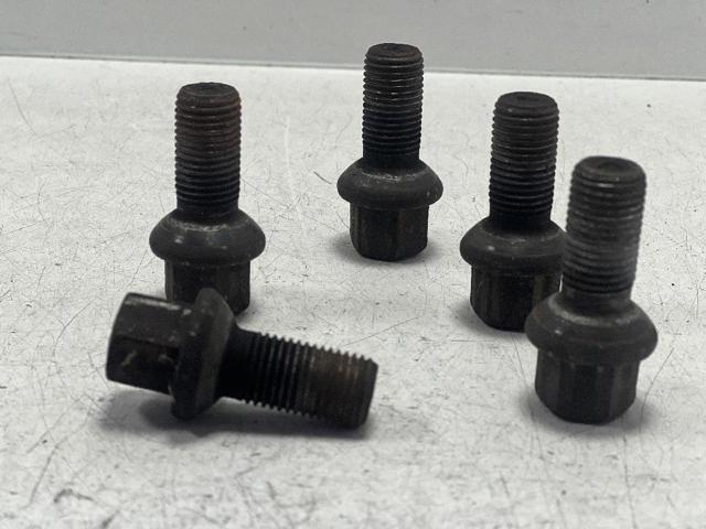 Parafuso de roda A0009904907 MERCEDES