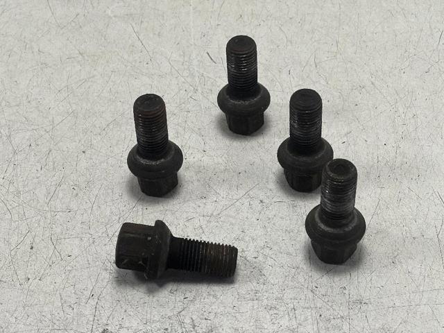 Parafuso de roda A0009904907 MERCEDES