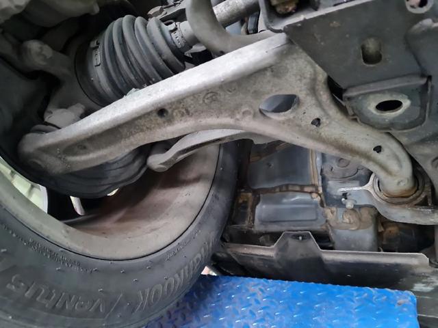 Braço oscilante inferior direito de suspensão dianteira A1563300200 MERCEDES