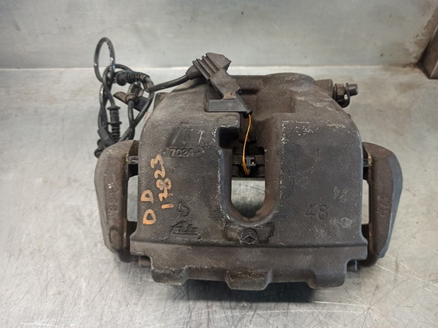Suporte do freio dianteiro direito A1644201883 MERCEDES
