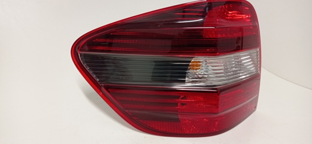 Lanterna traseira esquerda A1648202164 MERCEDES