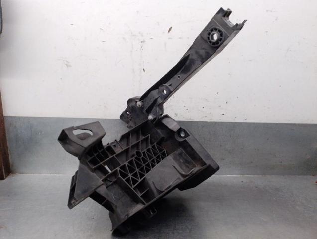 Consola (adaptador) de fixação da luz dianteira direita A1676201601 MERCEDES