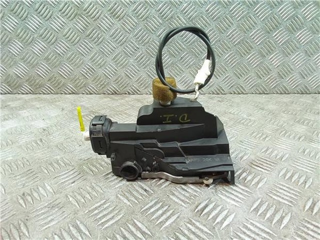 Fecho da porta dianteira esquerda A1687201935 MERCEDES