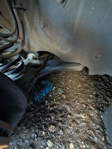 Braço oscilante inferior esquerdo de suspensão dianteira A1703300107 MERCEDES