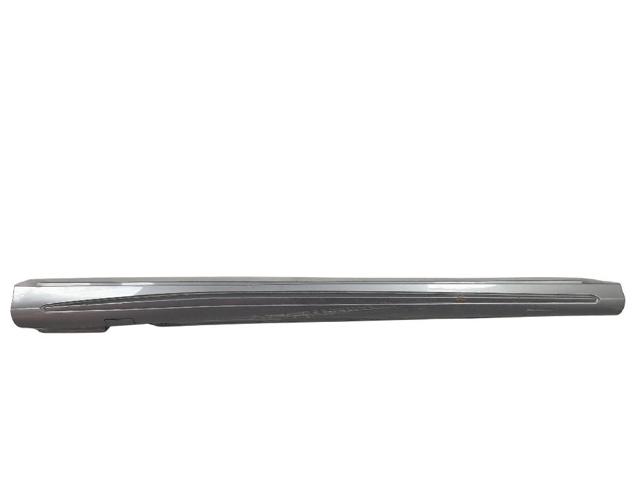 Placa sobreposta (moldura) externa direita de acesso A1766980154 MERCEDES