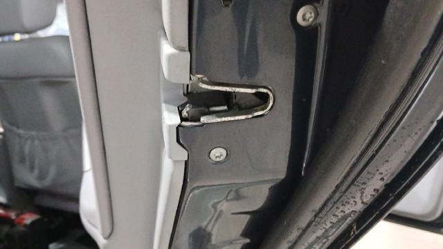 Fecho da porta traseira direita A2027300635 MERCEDES