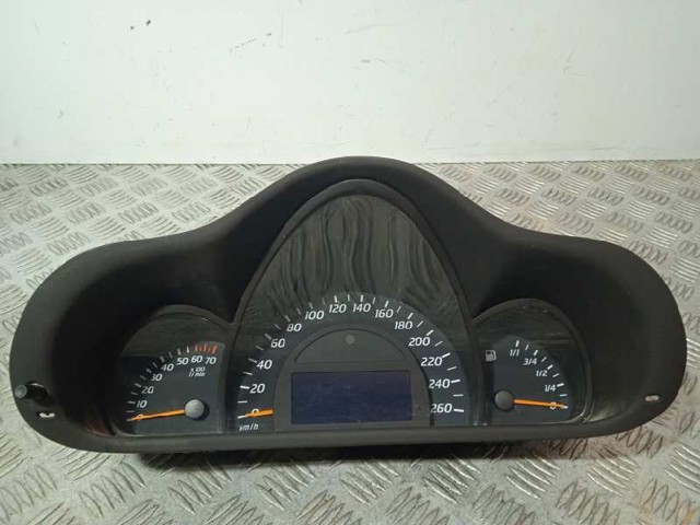 Painel de instrumentos (quadro de instrumentos) A2035401547 MERCEDES