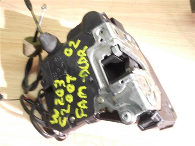 Fecho da porta dianteira direita A2037200435 MERCEDES