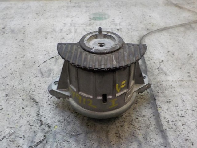 Coxim (suporte) esquerdo/direito de motor A2042400117 MERCEDES