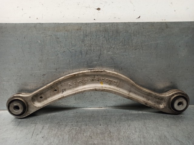 Braço oscilante superior direito de suspensão traseira A2043503106 MERCEDES
