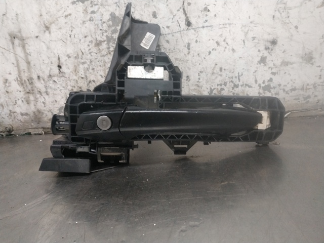 Suporte de maçaneta externa da porta dianteira esquerda A2047600534 MERCEDES
