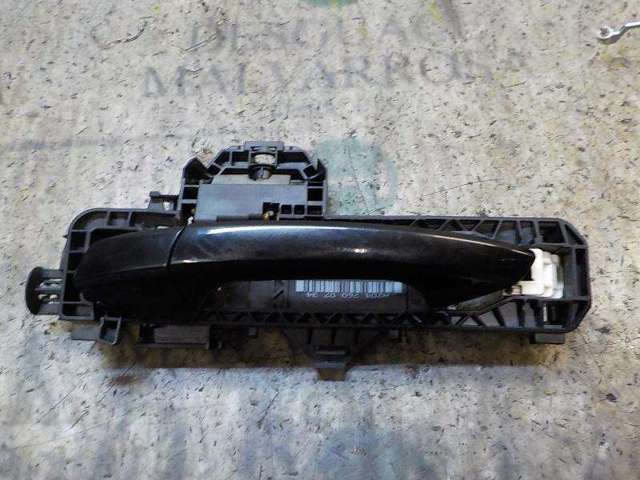 Suporte de maçaneta externa da porta traseira esquerda A2047601134 MERCEDES