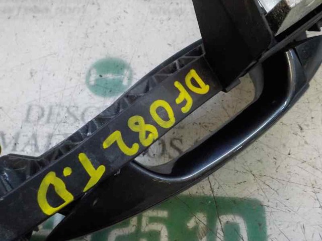 Suporte de maçaneta externa da porta dianteira direita A2047601234 MERCEDES