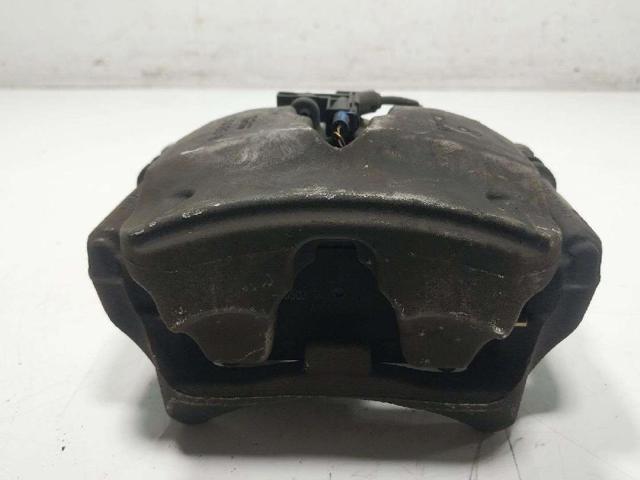 Suporte do freio dianteiro direito A2054210281 MERCEDES