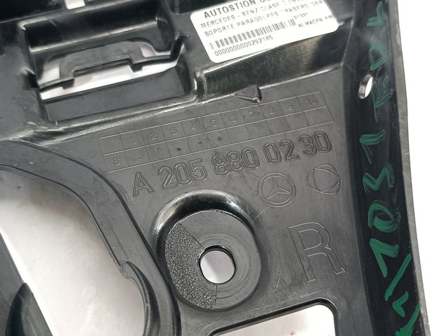 Guia direita do pára-choque traseiro A2058800230 MERCEDES