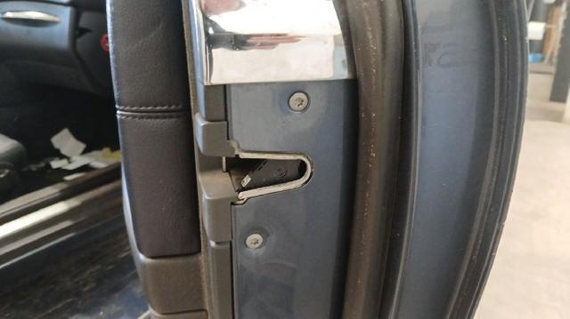Fecho da porta dianteira esquerda A2097200435 MERCEDES