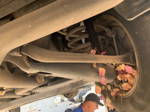 Braço oscilante inferior esquerdo de suspensão traseira/direita A2113501806 MERCEDES