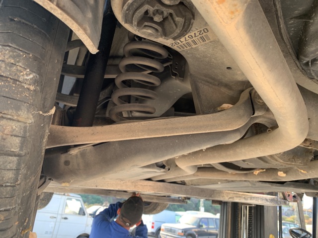 Braço oscilante inferior esquerdo de suspensão traseira/direita A2113501806 MERCEDES