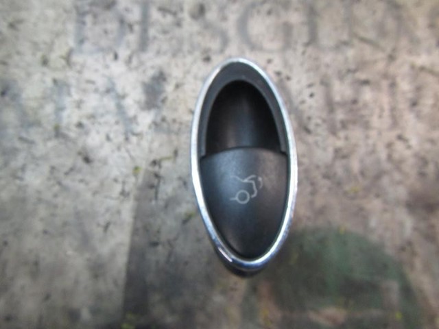 Botão de salão de acionamento de tampa de porta-malas (de 3ª/5ª porta (de tampa de alcapão) A21182103797C45 MERCEDES