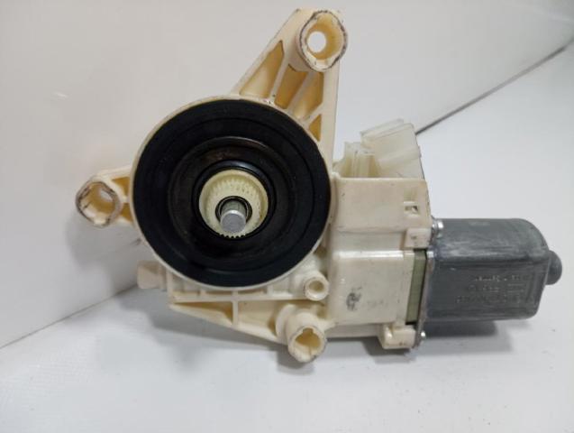 Motor de acionamento de vidro da porta dianteira direita A2129066702 MERCEDES