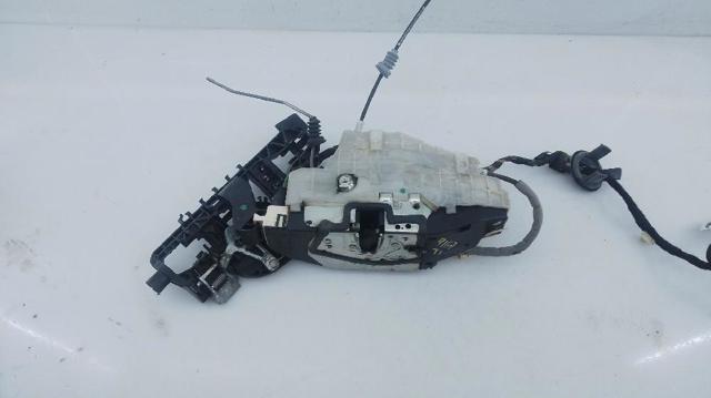 Fecho da porta traseira esquerda A2217304735 MERCEDES