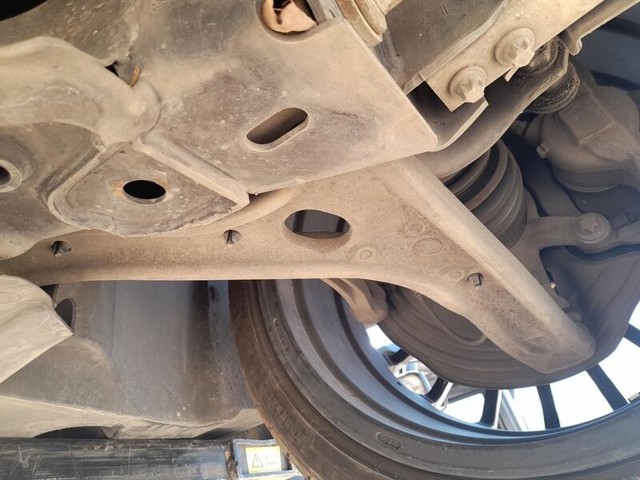 Braço oscilante inferior esquerdo de suspensão dianteira A2463304700 MERCEDES