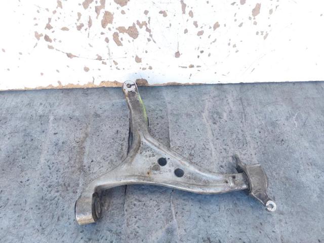 Braço oscilante inferior direito de suspensão dianteira A2923300800 MERCEDES