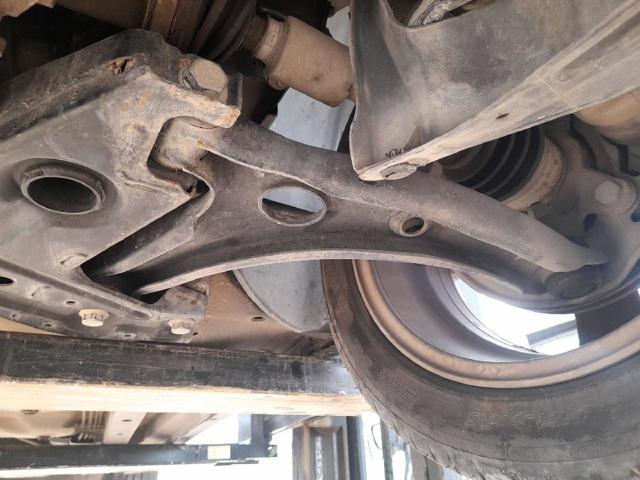 Braço oscilante inferior esquerdo de suspensão dianteira A4543301907 MERCEDES