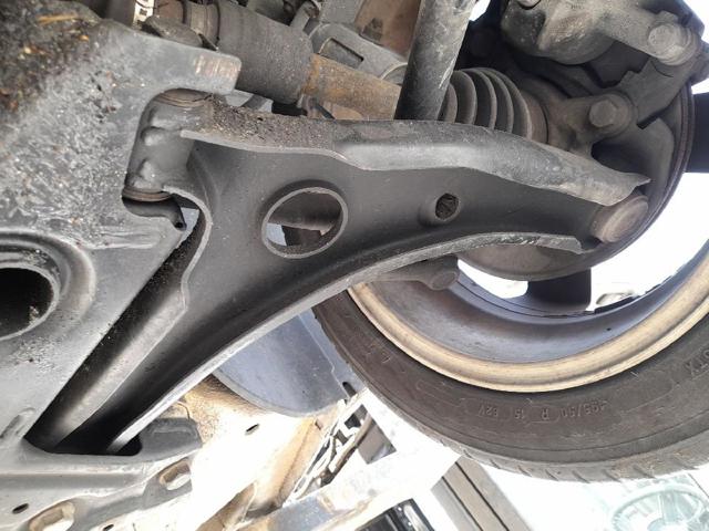 Braço oscilante inferior esquerdo de suspensão dianteira A4543301907 MERCEDES