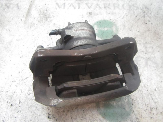 Suporte do freio dianteiro esquerdo A4544200501 MERCEDES