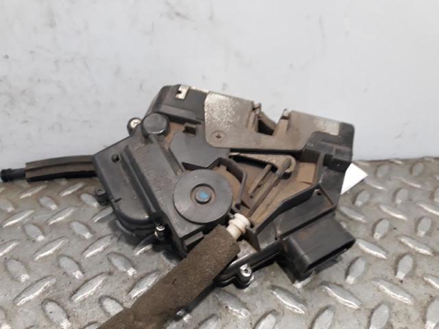 Fecho da porta traseira direita A4547300035 MERCEDES