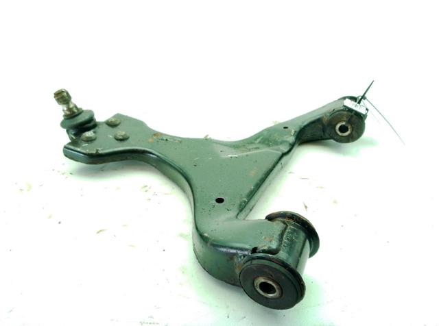 Braço oscilante inferior esquerdo de suspensão dianteira A6393300810 MERCEDES