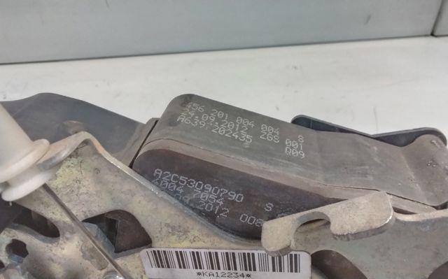 Fecho da porta dianteira esquerda A6397202435 MERCEDES